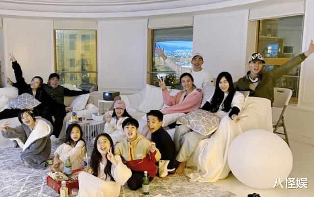 靳东|吴尊陪家人逛街，暖心为儿女拍照，林丽吟站身后温柔注视好有爱