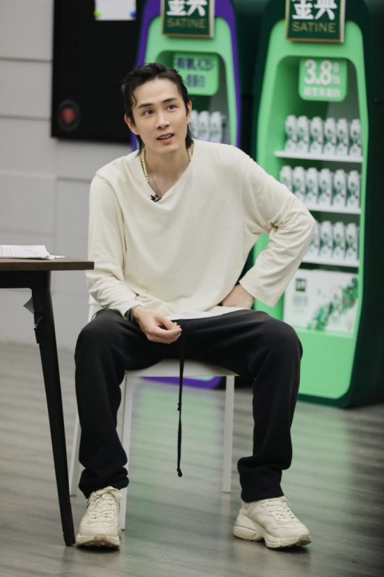 BiuFashion|靠安以轩拿资源的李承铉如今翻红，穿搭时尚有个性，综艺圈粉无数