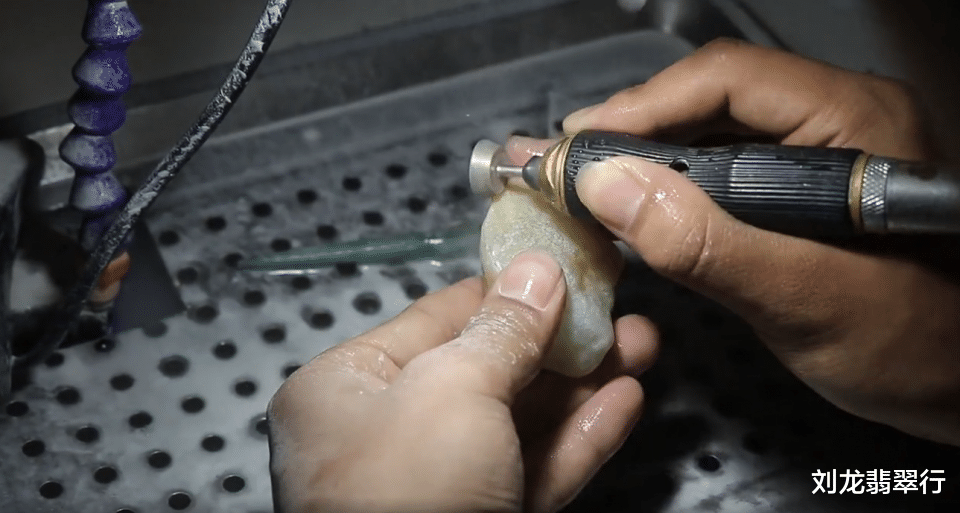 雕刻|玉石记：5000宾馆淘到的玉料，霸气手把件香不香？