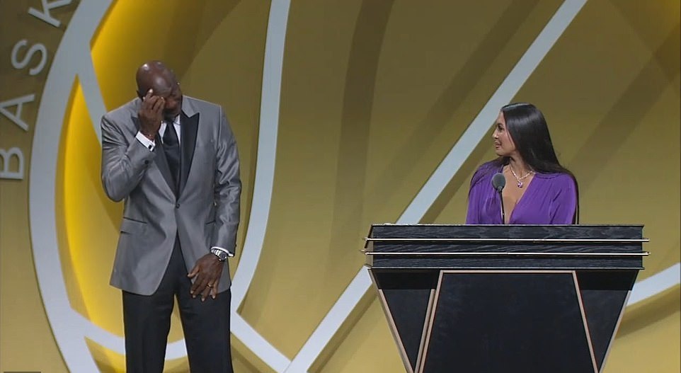 科比·布萊恩特|科比妻子名人堂發(fā)言讓人淚奔！穿低胸紫裙亮相好驚艷，喬丹親吻她