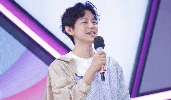 |何炅被推上风口浪尖却无人说话，究竟是怎么了？