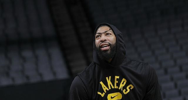 小陈有说 季前赛全败,寄予厚望的人全拉胯,詹姆斯反而说看到了化学反应?