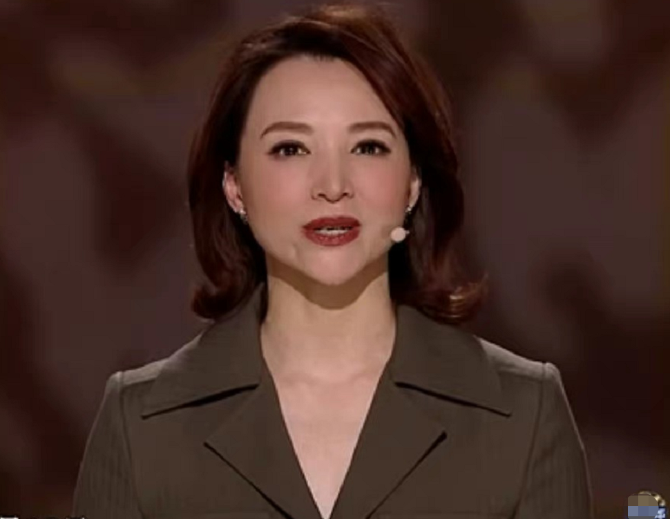 董卿|48岁董卿眉眼间尽是风情！穿工装裤美貌不输周迅，不愧是央视一姐