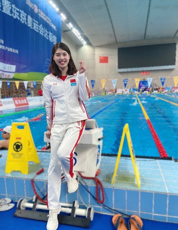 潮帮先生|张雨霏赛场上真霸气，私底下却是隐藏的时髦精，穿小香风套裙好美