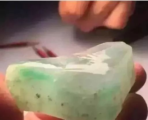 翡翠|100万帝王裂的翡翠原石切出一只鸡！什么鬼？