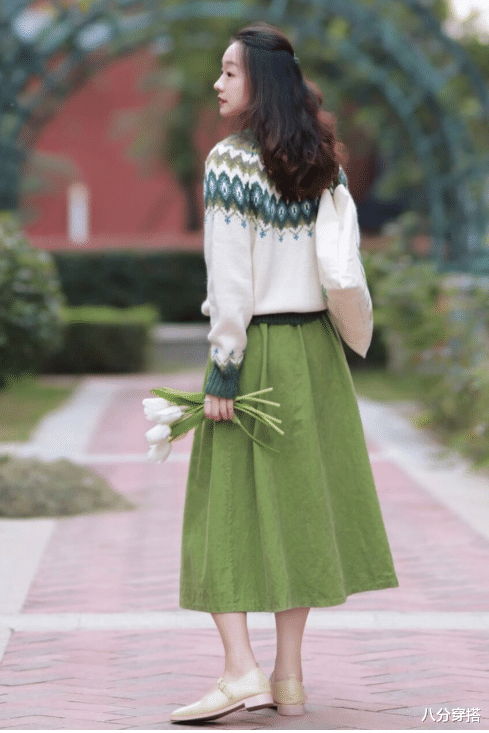 八分穿搭 “羊羔毛外套”大势已去,“毛衣”才是今年最火单品,时髦又百搭