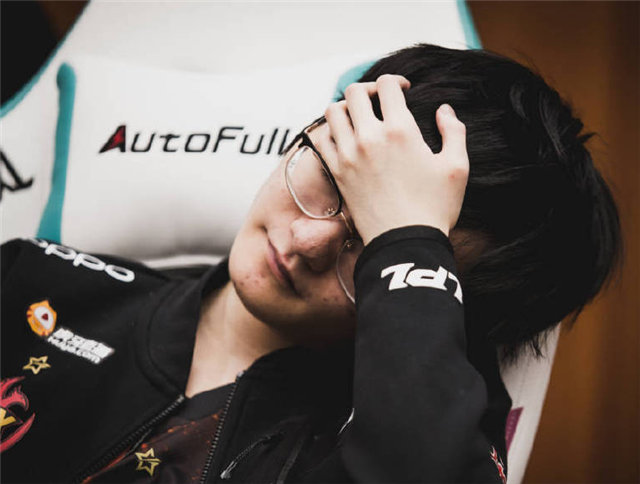 金泰相|小天送礼物左手“回敬”皇子教学，还学doinb记时间，想去FPX？