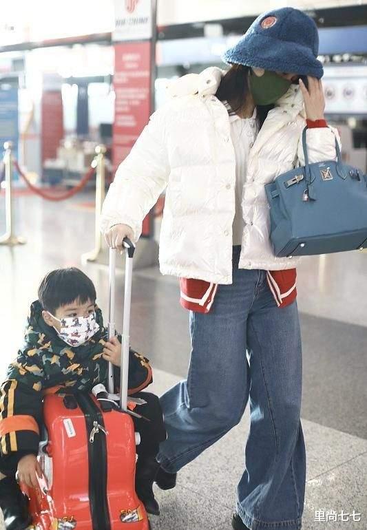 黄圣依|黄圣依罕带俩儿子走机场，拎10万包带仨助理，9岁长子爆肥大变样