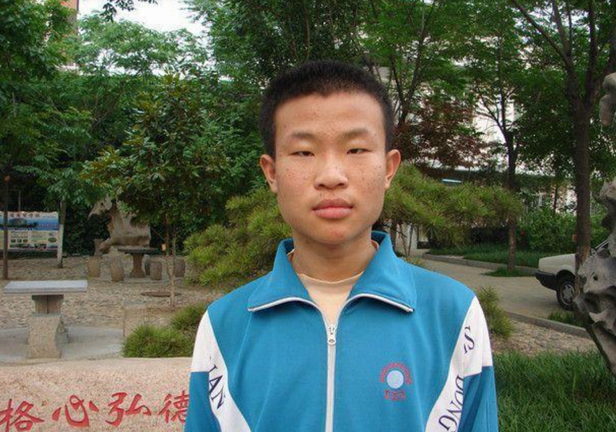 大学生|北大数学天才走红网络,朴素的穿着打扮背后