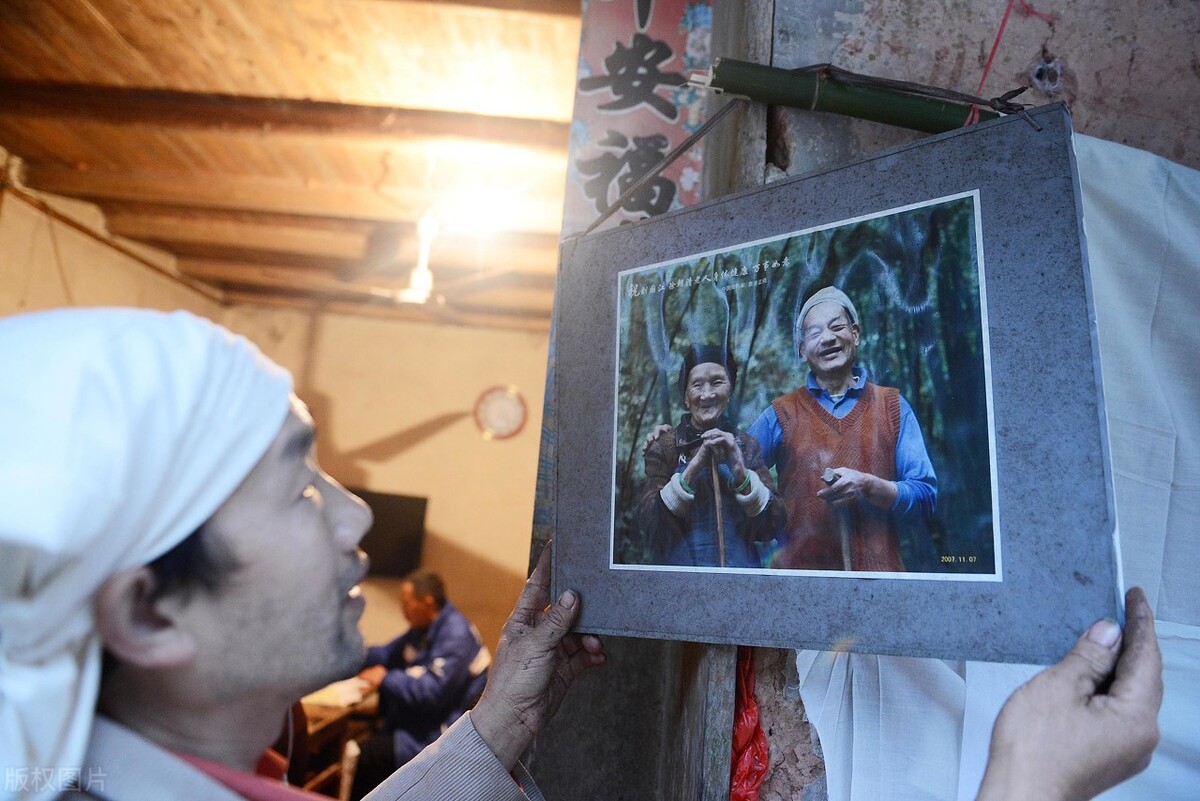 小点看世界 19岁小伙带29岁寡妇私奔避世,深山居住,网友:爱情真伟大