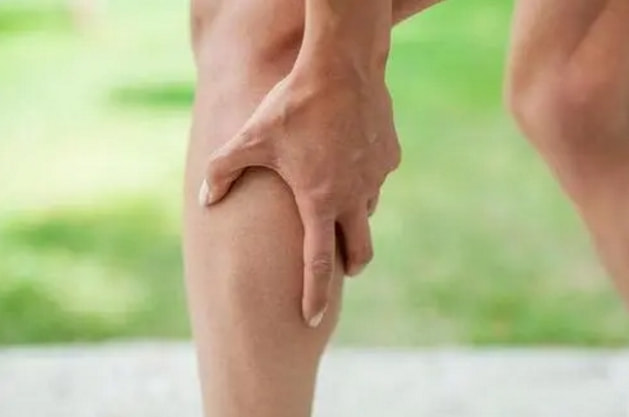 1药网 半夜腿抽筋被疼醒，别只顾着补钙？还要注意可能是这3种病