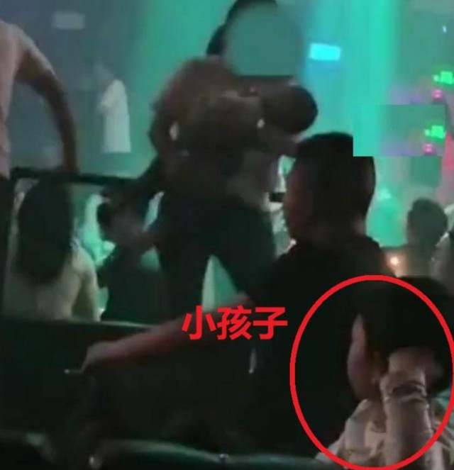 亚洲播报一姐 湖北女子夜店内抱娃蹦迪，网友：没做好准备，何必为人母