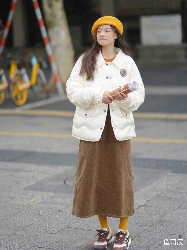 鱼司辰 小仙女们,一定要备一条连衣裙搭配上外套,减龄保暖又美丽动人