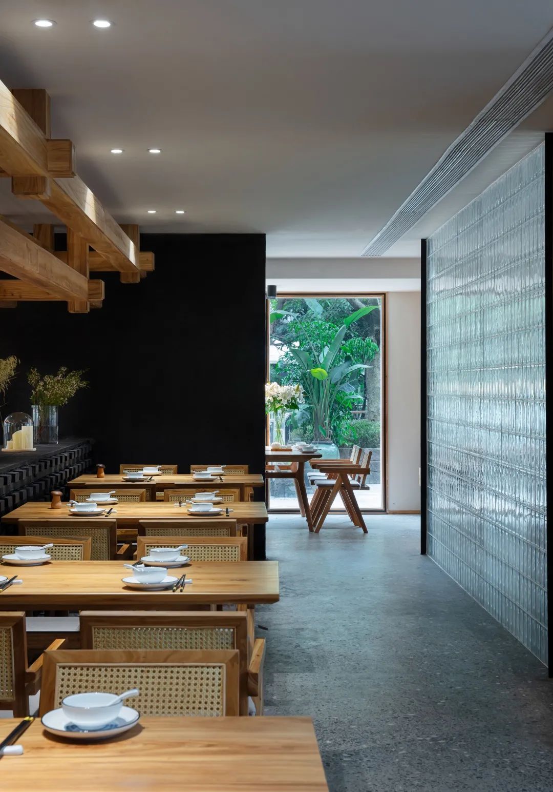 荐设 谢江明作品重庆天地餐厅：“雾食”，更务实