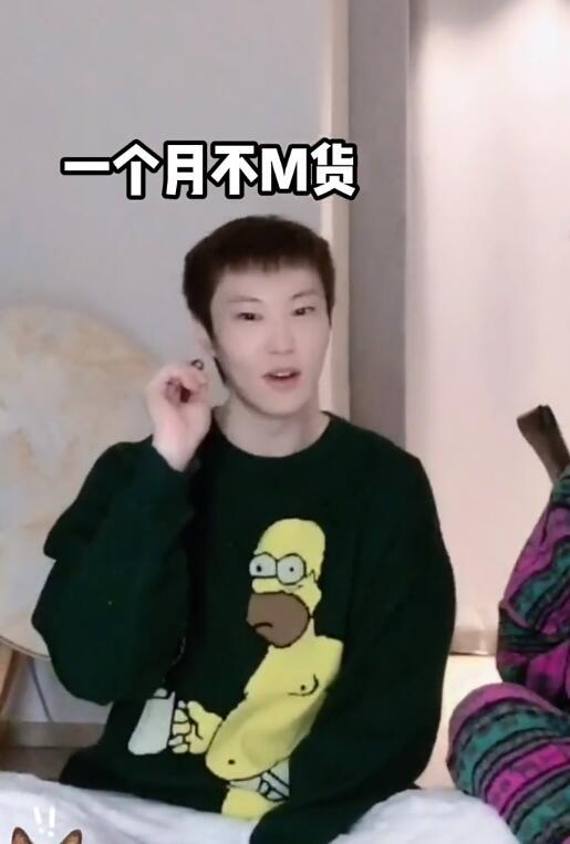 胡军|赵本山女儿高调秀恩爱，玩输游戏用拖鞋暴揍男友，男方吓得赶快跑