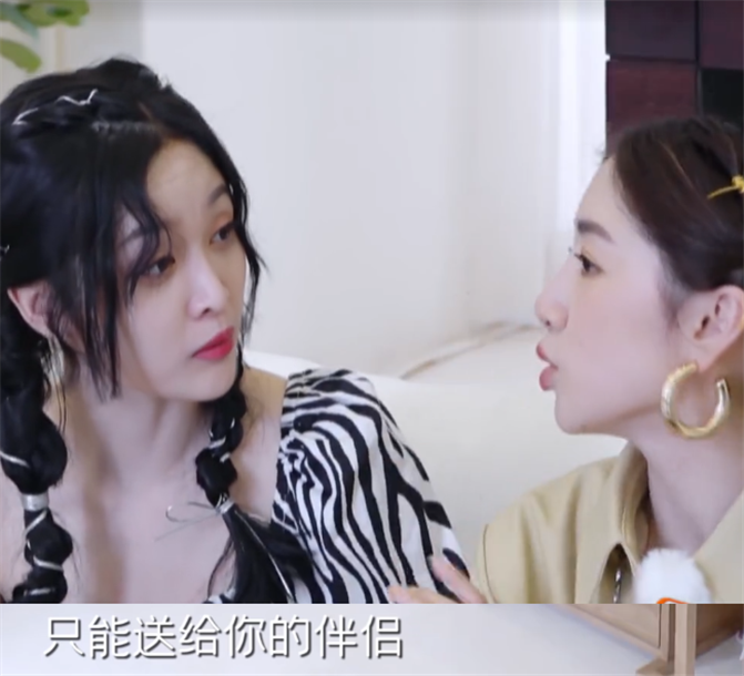 张翰|张馨月送礼物太寒酸？张翰满脸嫌弃，妻子们的反应更现实！