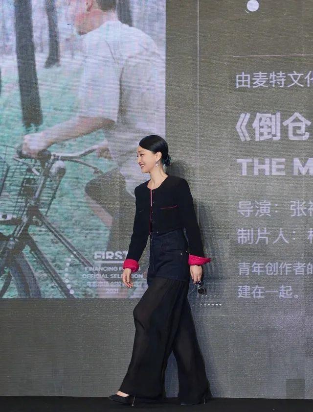 商小芳说情感|周迅“断层裤”火了,本以为是普通阔腿裤,灯光一照:让人惊艳!