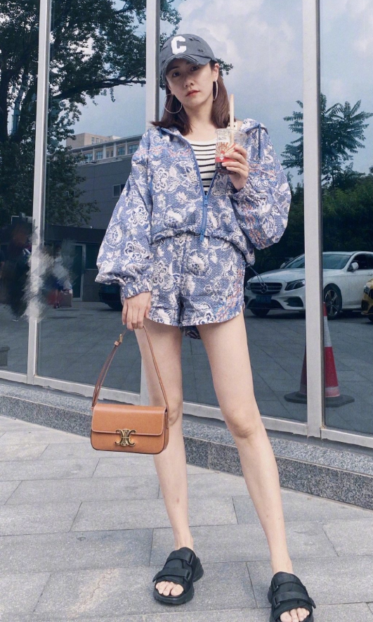 大时尚大观点|刘芸太给郑钧长脸,穿绿色针织衫拍海边大片,当妈了还像小姑娘