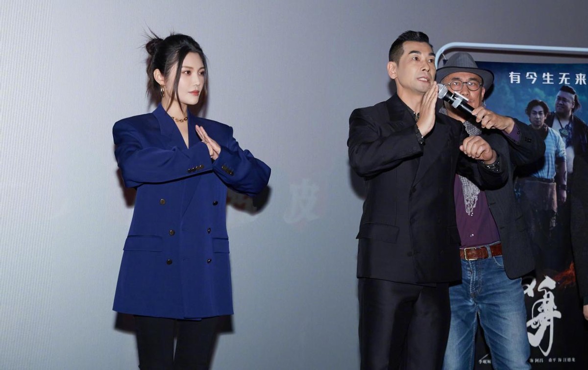 徐冬冬|徐冬冬晒和赵文卓新电影首映礼照片，穿深蓝色西装，看着好有气质