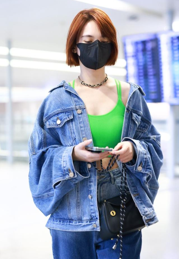 杨丞琳|杨丞琳拥有娃娃脸任性，穿一身牛仔套装走机场，少女感扑面而来