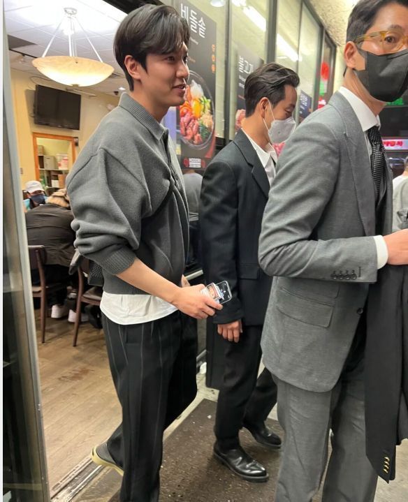 李敏镐|网友洛杉矶偶遇李敏镐？与粉丝比耶合照，身材消瘦颜值回春