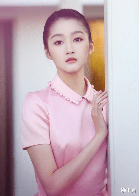 关晓彤|父母把关晓彤捧成一线明星，姐姐却开面馆，姐妹俩长相性格差距大