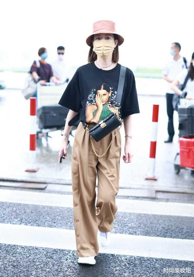 时尚美妆妞|佘诗曼真是“逆生长”，穿T恤配阔腿裤走机场，哪像75年的
