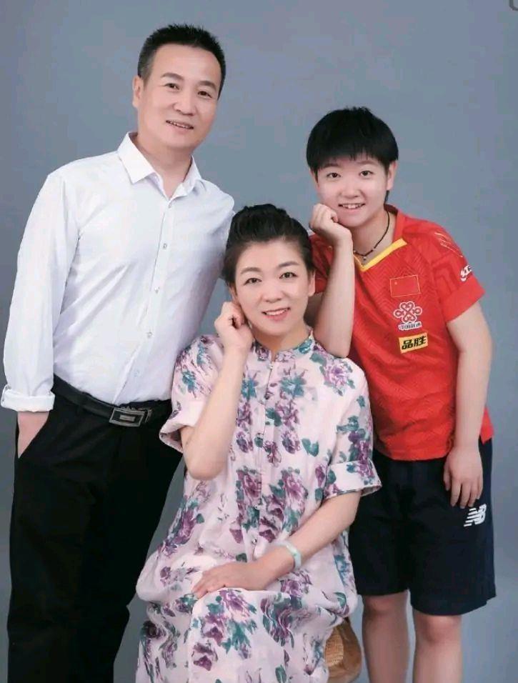 王曼昱|身高没有163cm！孙颖莎全家福曝光，她没遗传到爸爸的大长腿！