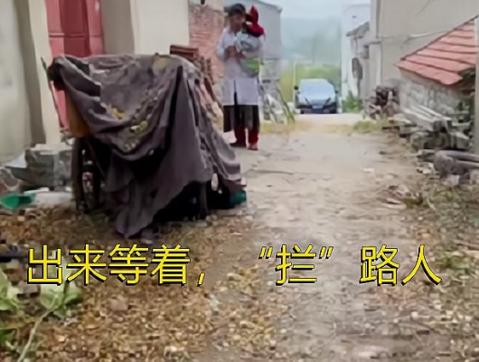 女子神情异常抱玩偶冲人招手,男子看后倒吸一口气:还好不是晚上