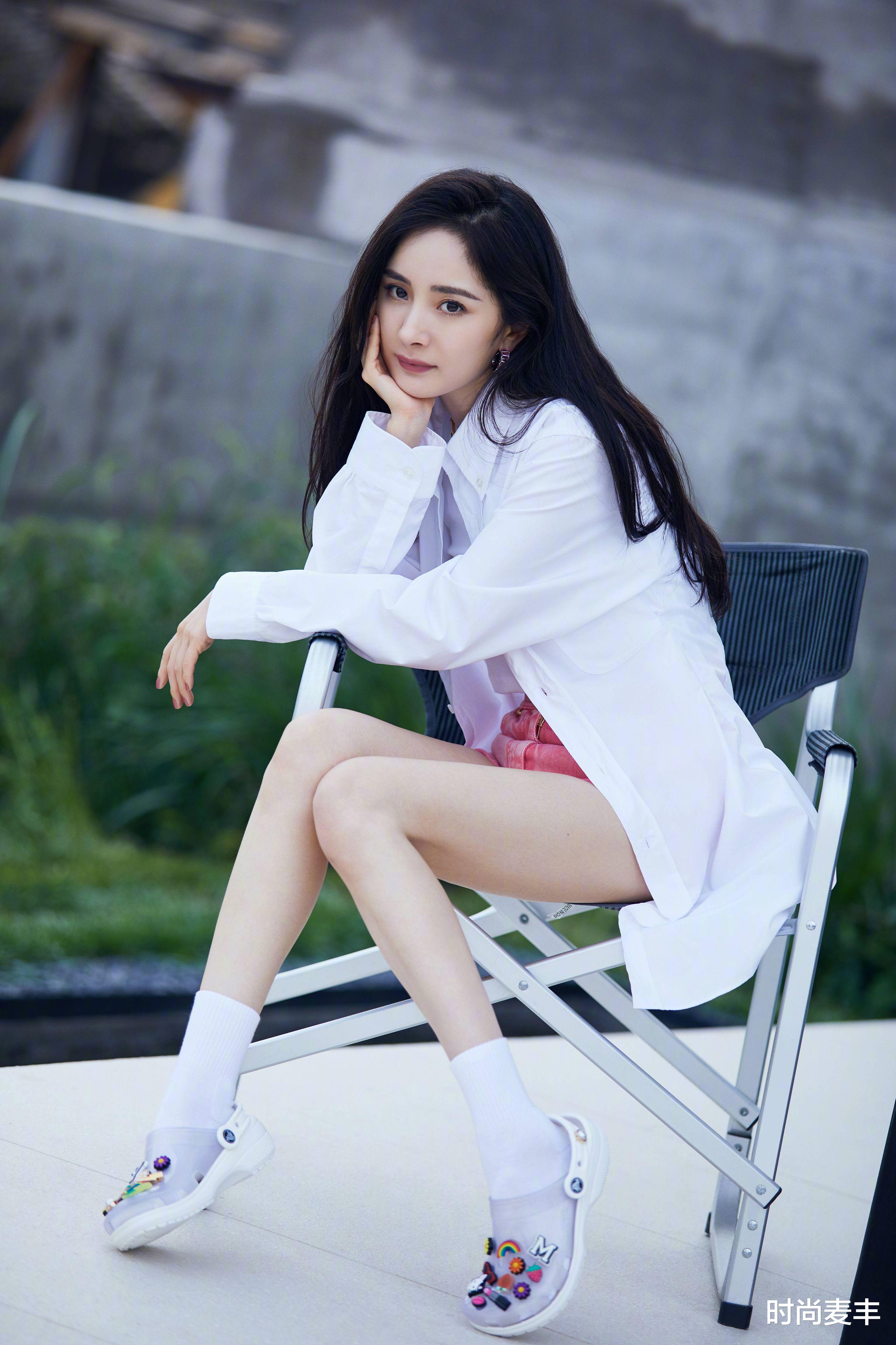 时尚麦丰|杨幂综艺录制路透，蓝色挑染长发配紫色运动上衣，展现身材黄金比例