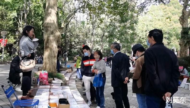 90后女孩相亲角征婚,要豪车和多套房子,择偶条件高到离谱