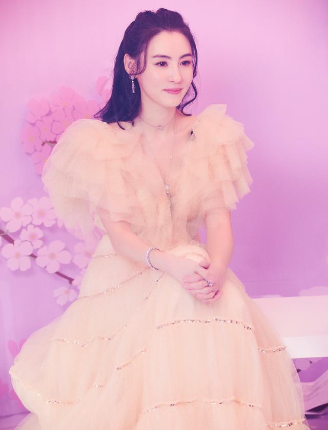 短发|张柏芝的原装脸就是耐看，穿裸色纱裙嫩回小姑娘，身材辣妈里拔尖