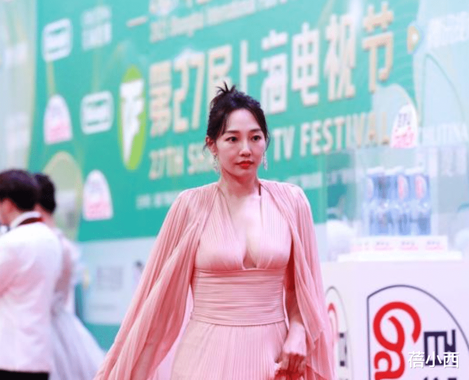 蓓小西 白百何的原装身材真丰满！穿粉色深V领连衣裙，像换了个人似的