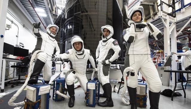 当宇航员们准备从空间站返回时,SpaceX“万圣节”任务再次被推迟