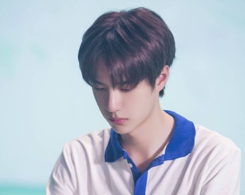 王一博|王一博和朋友合照曝光，看清无美颜下的真实颜值，确定23岁？