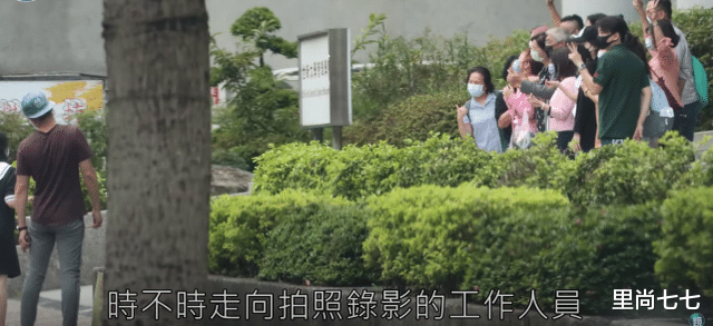 林心如|怀孕实锤？林心如携夫回母校，小腹隆起明显发福，背15万包抢风头