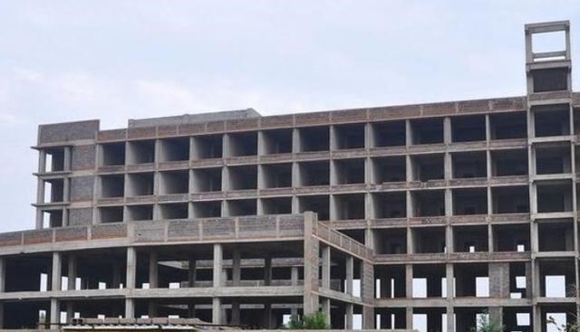 悦姐ya|江苏一烂尾楼“迎新生”，因强制停工被“举报”，现迎“接盘侠”