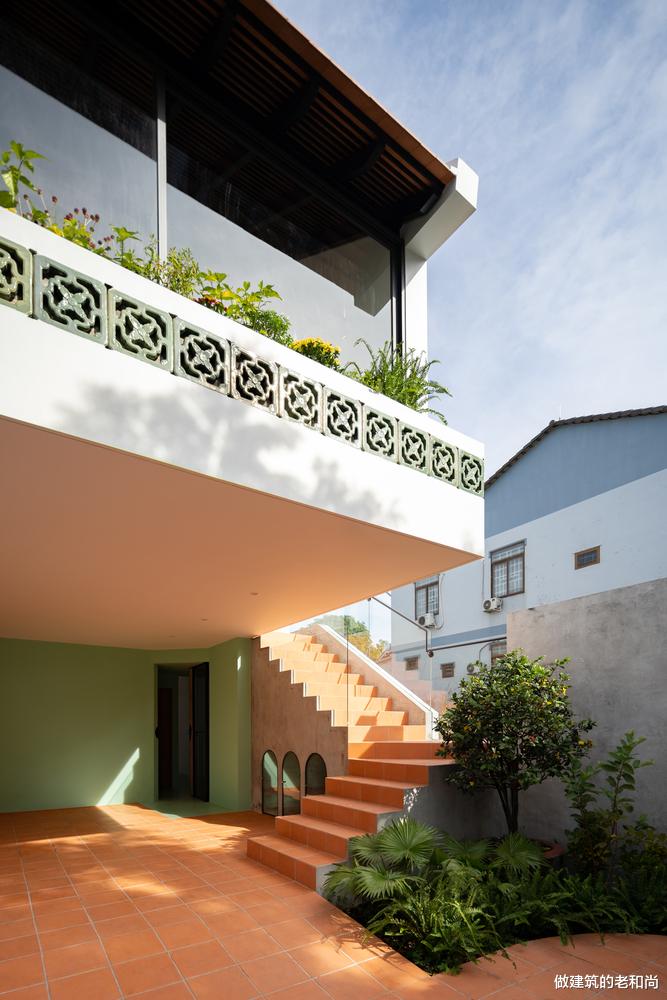 建筑师|以场地内的斜坡为灵感的住宅：独特的楼梯贯穿内部各个空间