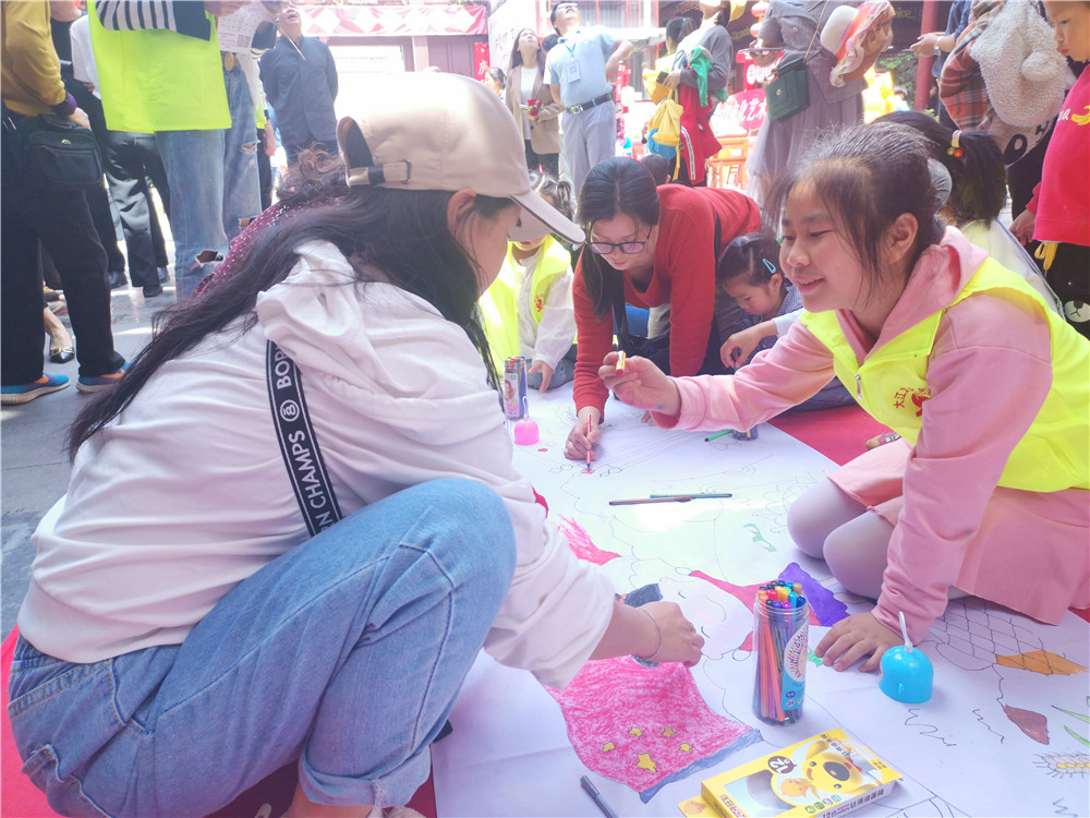 吉安大视界 江西吉安庐陵老街：百名青少儿共绘百米大型画卷 献礼建党百年