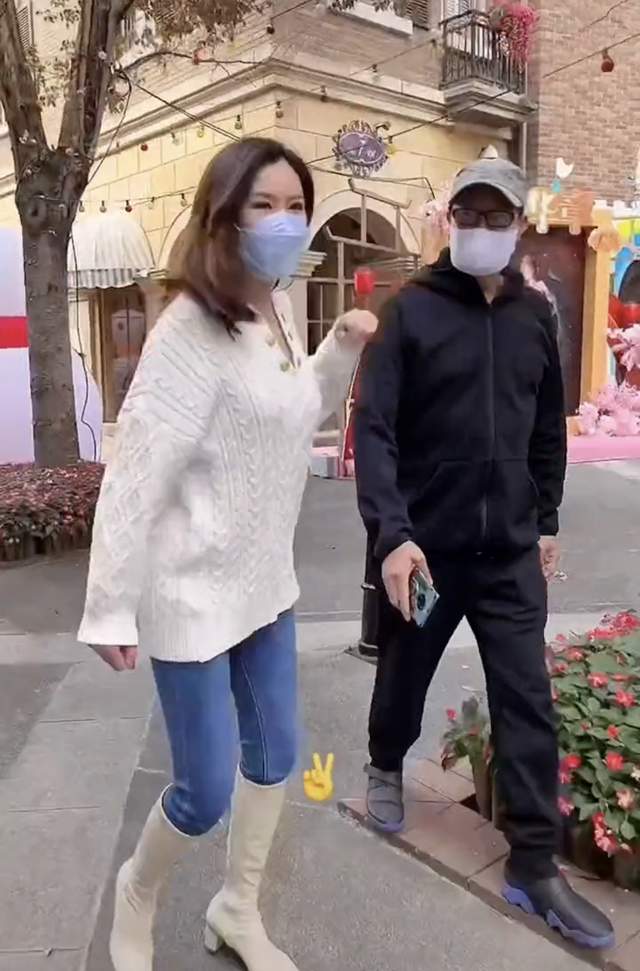 张文慈|50岁TVB女星露天商演，穿汉服热情伴舞，与周慧敏前任同框似隔代