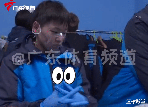全红婵太可爱!进企鹅馆全副武装,喂食时却遭拒绝,合影裹成一团
