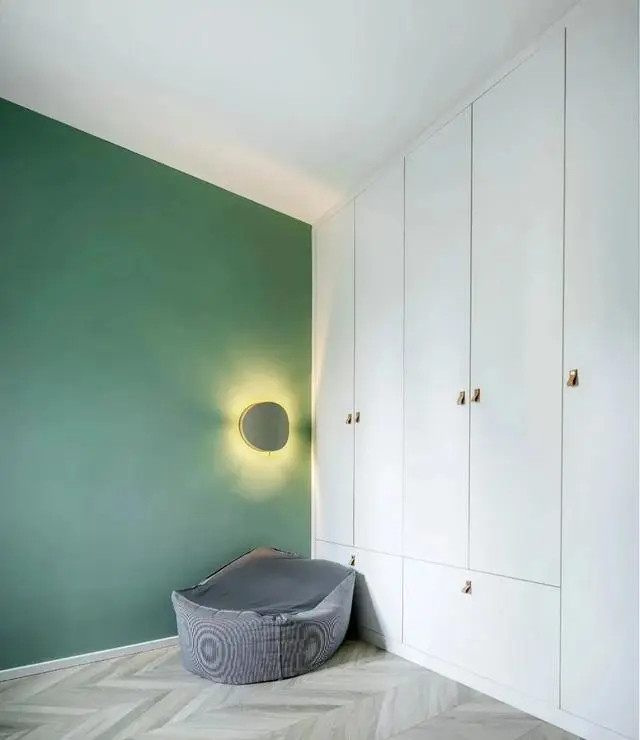 |82平现代二居室简单气质，光线从阳台射入整个是空间明亮通透的