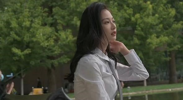 冯琳|“领诵员”冯琳再次登台朗诵，端庄又大气，已经脱掉不少学生气