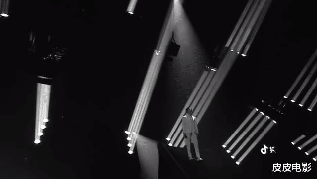 跨年晚会|跨年晚会让人不省心，湖南台主持人接不住词，江苏台一只手误入画