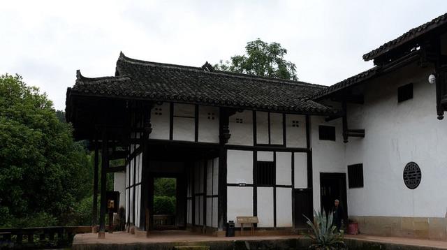 小叶子啊 四川一豪宅，号称“川北第一庄”，背靠5A地震都不倒，却少人光顾