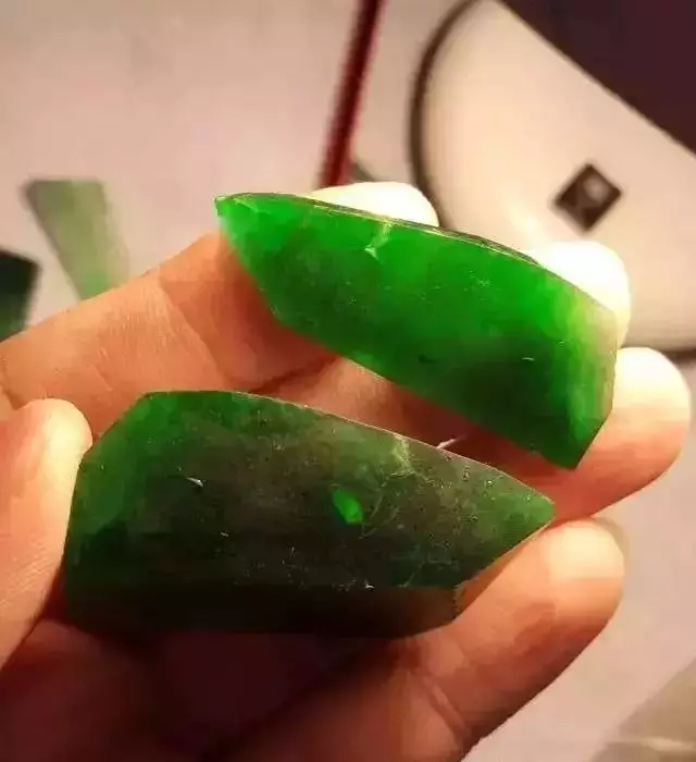 曼识翡翠|木那翡翠原石出奇迹，这帝王绿翡翠起货太棒了！