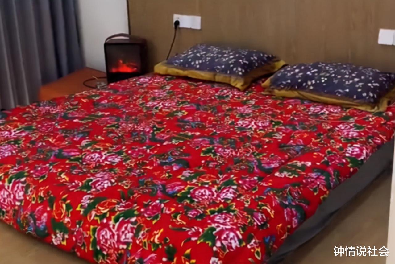 浙江一女儿新房装修,妈妈送大花棉被!网友:镇宅之宝顺便催个婚