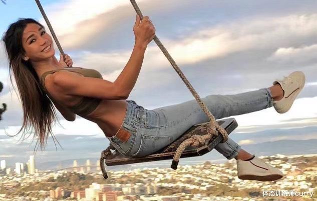 |45岁性感尤物有多美？比25岁女儿还撩人，抗衰秘诀是留住肌肉