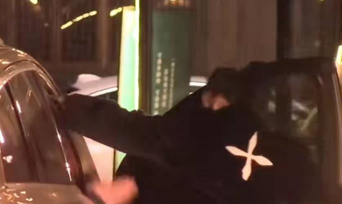 张天爱|张天爱再惹争议！私下应酬对男领导投怀送抱，网友：红是有原因的