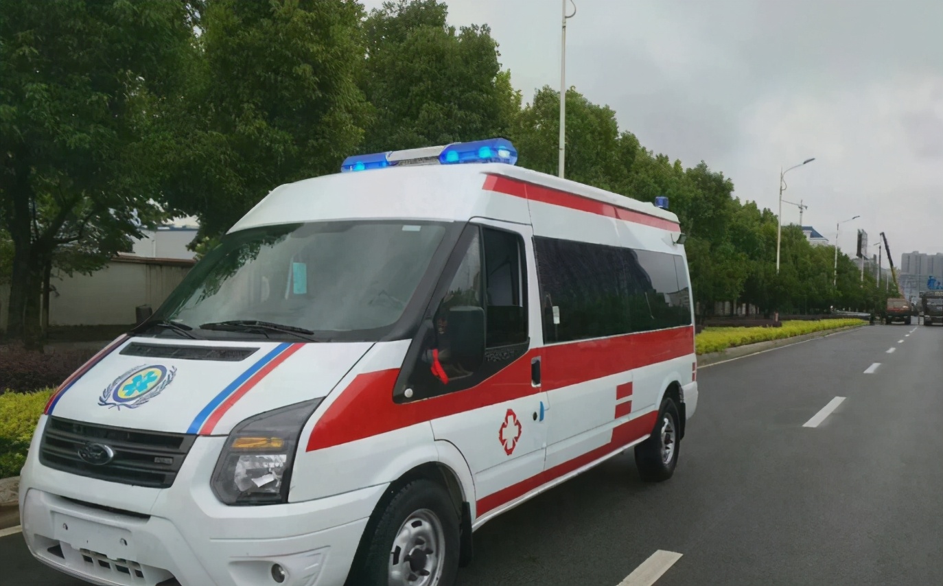 评理三分钟 北京一出租车故意阻挡救护车，前方司机已让行，的哥仍无动于衷